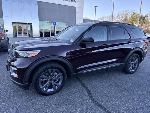 Used 2023 Ford Explorer XLT w/ Equipment Group 202A image 4
