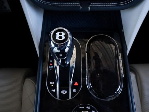 Used 2017 Bentley Bentayga image 14