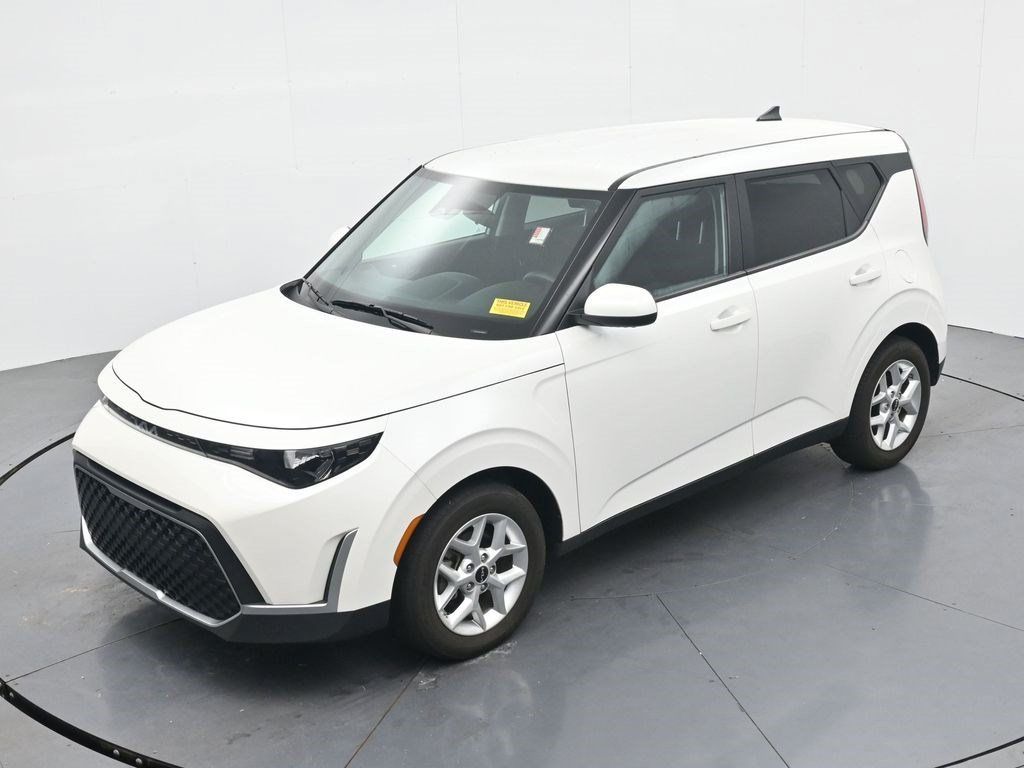 Used 2023 Kia Soul LX w/ Option Group 015 FWD image 17