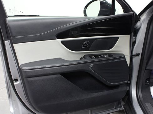 Used 2024 Lincoln Nautilus Reserve image 11