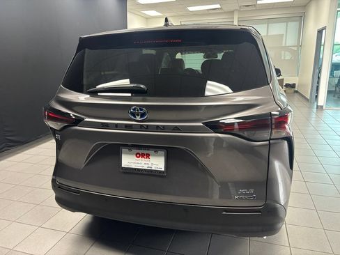 Used 2024 Toyota Sienna XLE FWD image 4