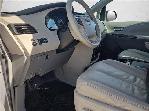 Used 2011 Toyota Sienna XLE w/ XLE Navigation Pkg image 10