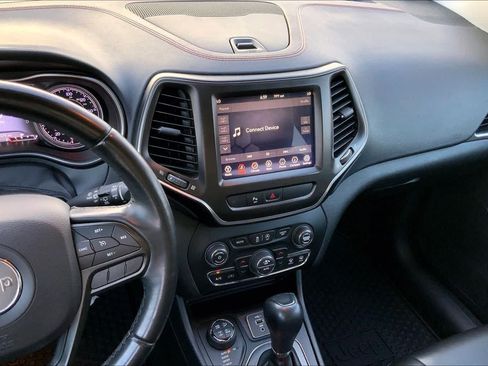 Used 2019 Jeep Cherokee Trailhawk AWD/4WD image 7