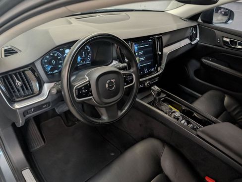 Used 2020 Volvo V60 T5 Momentum FWD image 3