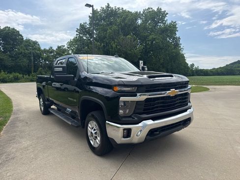 Used 2025 Chevrolet Silverado 2500 LT w/ Convenience Package AWD/4WD image 3