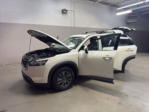 Used 2022 Nissan Pathfinder SV w/ SV Premium Package AWD/4WD image 11