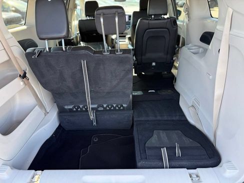 Certified 2023 Chrysler Pacifica Touring-L FWD image 35