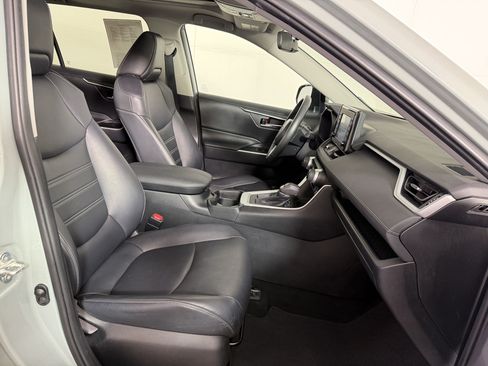 Used 2020 Toyota RAV4 XLE Premium FWD image 24