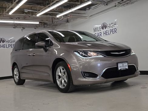 Used 2017 Chrysler Pacifica Touring Plus w/ Tire & Wheel Group FWD image 5