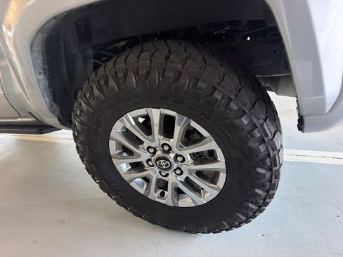 Used 2025 Toyota Tacoma Limited AWD/4WD image 13