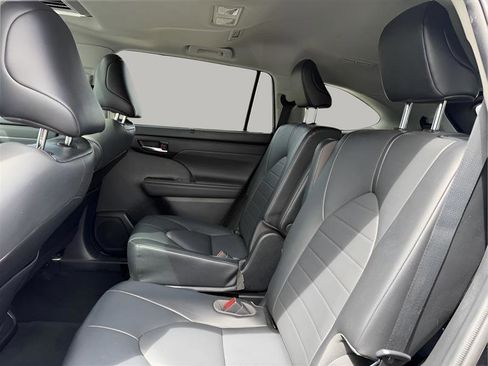 Used 2021 Toyota Highlander XLE image 21