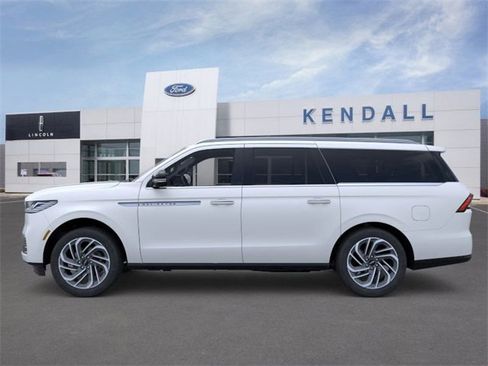 New 2025 Lincoln Navigator L Reserve image 3