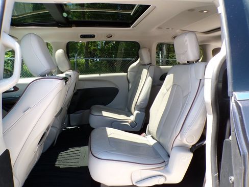 Used 2017 Chrysler Pacifica Limited FWD image 19