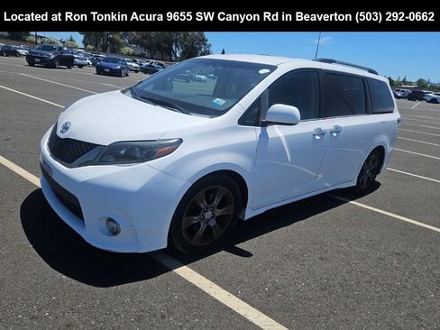 Used 2015 Toyota Sienna SE FWD image 3