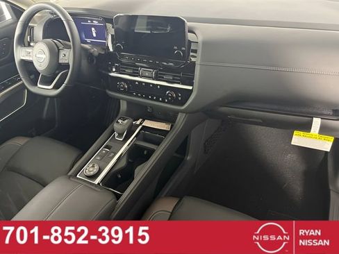 New 2025 Nissan Pathfinder Platinum image 32