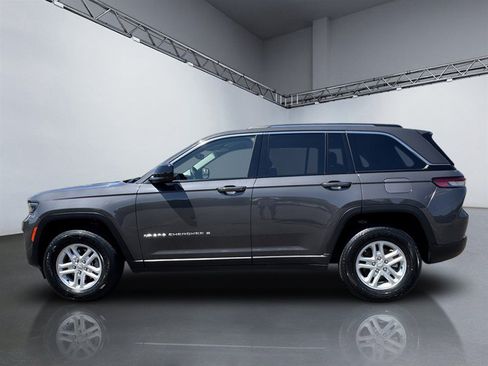 Used 2023 Jeep Grand Cherokee Laredo AWD/4WD image 2