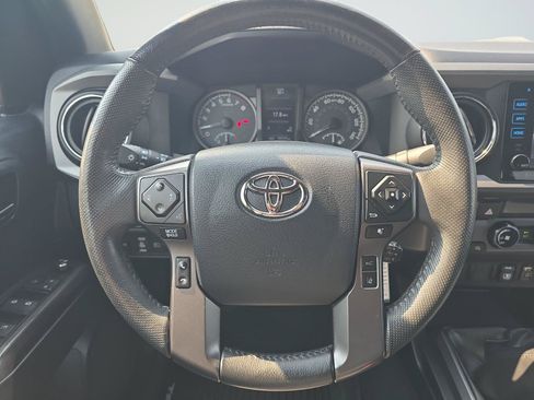 Used 2018 Toyota Tacoma TRD Sport AWD/4WD image 10