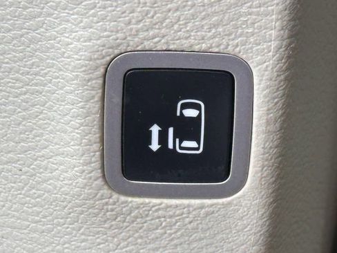 Used 2022 Chrysler Pacifica Touring-L w/ Uconnect Theater Family Group FWD image 23