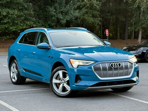 Used 2019 Audi e-tron Premium Plus image 3