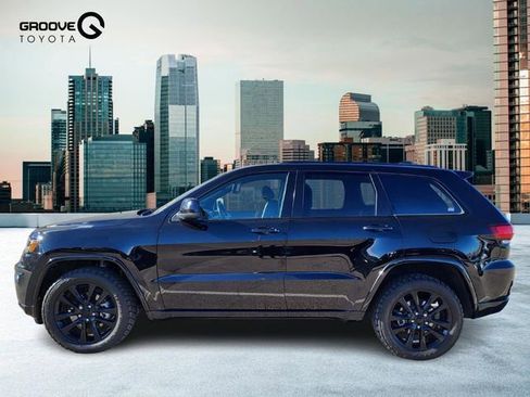 Used 2018 Jeep Grand Cherokee Altitude image 2