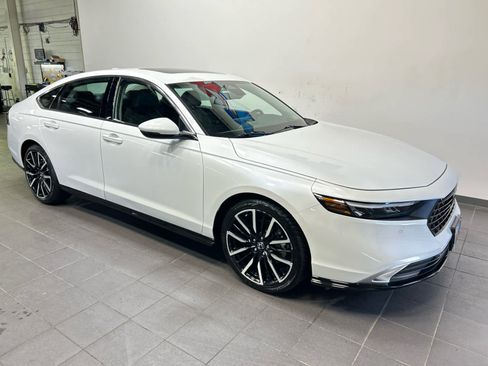 Used 2023 Honda Accord Touring image 2