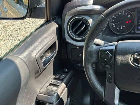 Used 2022 Toyota Tacoma TRD Sport w/ Black Out Package (TMS) AWD/4WD image 29