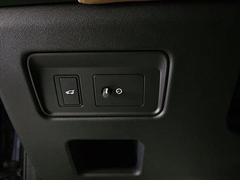 New 2024 Land Rover Discovery Metropolitan Edition image 25