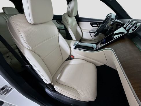 Used 2025 Mercedes-Benz GLC 300 4MATIC image 29