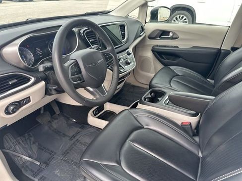 Used 2023 Chrysler Pacifica Touring-L FWD image 40