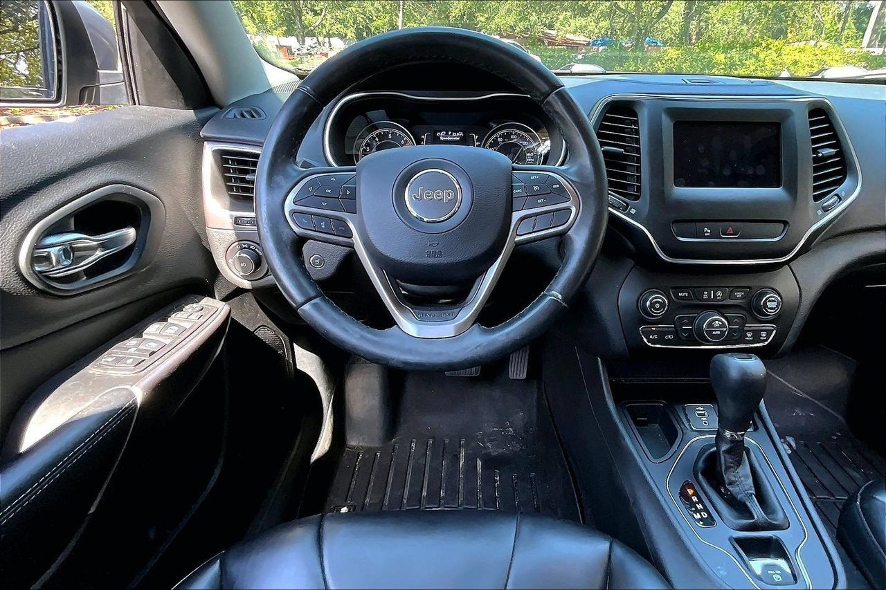 Used 2019 Jeep Cherokee Latitude Plus w/ Comfort/Convenience Group FWD image 8