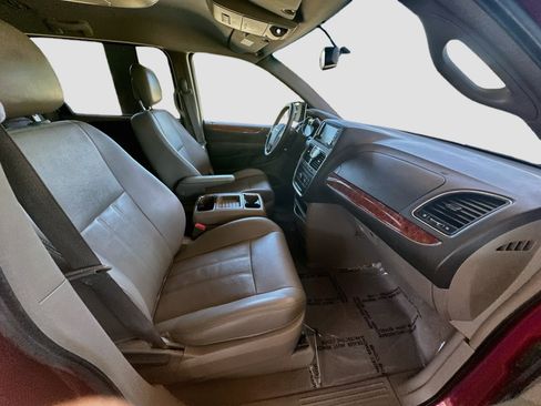 Used 2013 Chrysler Town & Country Touring FWD image 29
