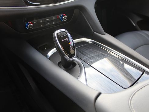 Used 2019 Buick Enclave Essence image 19