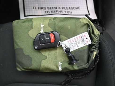 Used 2023 Jeep Gladiator Overland AWD/4WD image 9