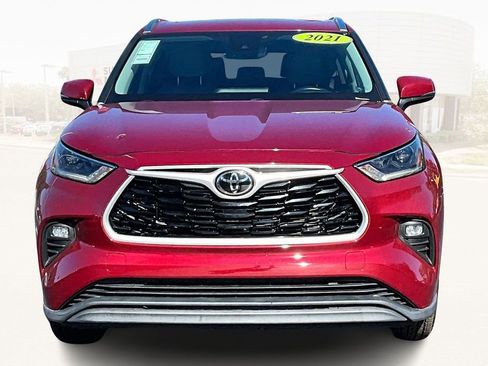 Used 2021 Toyota Highlander XLE image 2