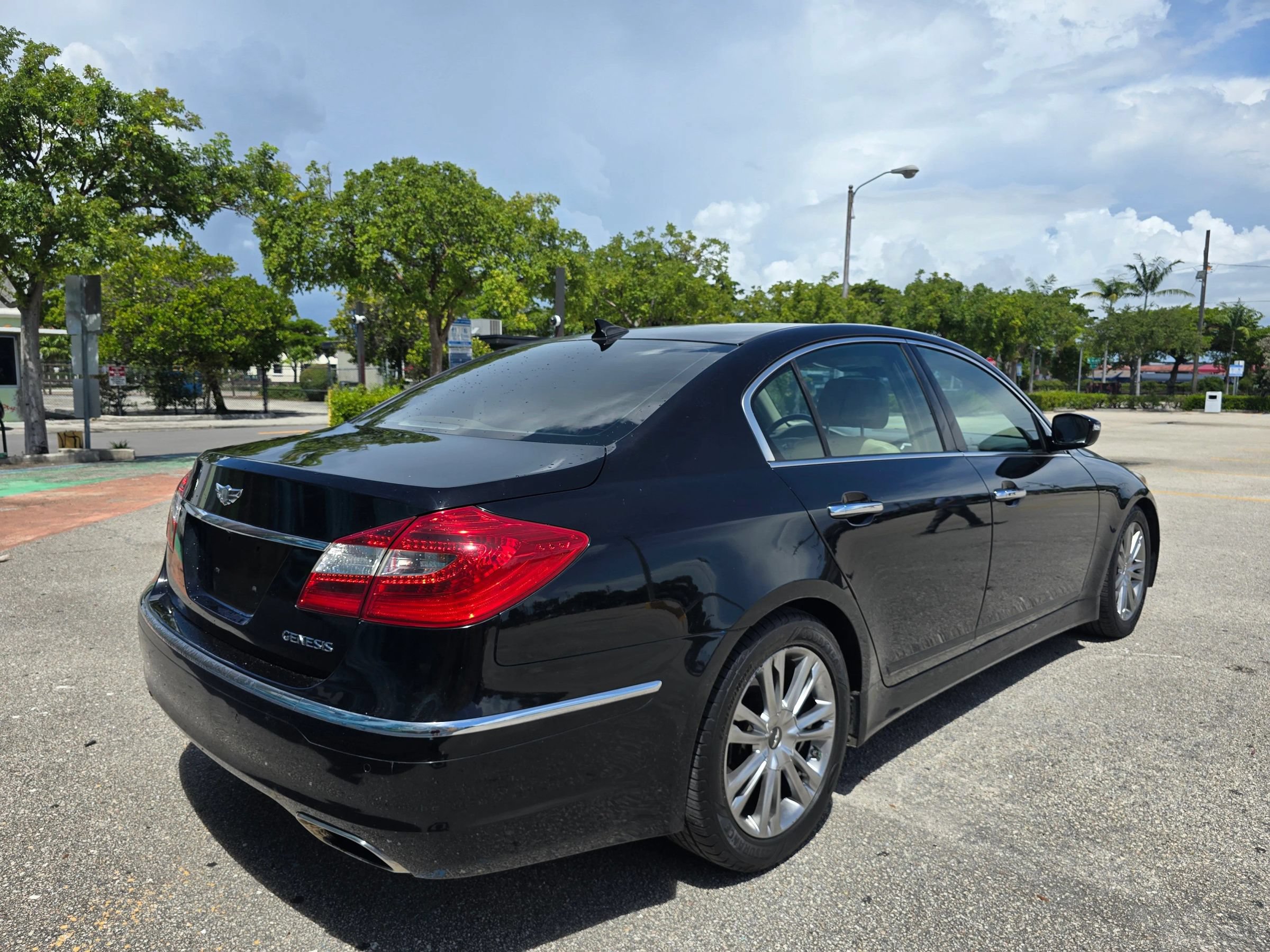 Used 2013 Hyundai Genesis 3.8 w/ Technology Pkg RWD image 8