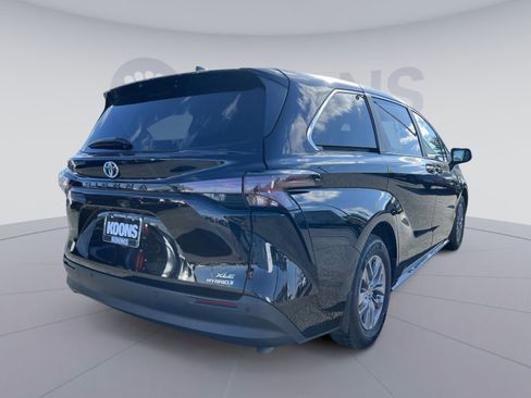 Used 2023 Toyota Sienna XLE image 7