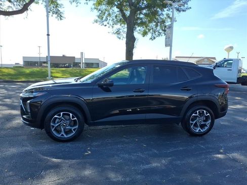 Used 2025 Chevrolet Trax LT FWD image 4