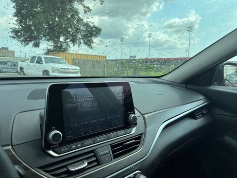 Used 2025 Nissan Altima 2.5 SV FWD image 29