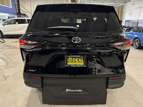 Used 2026 Toyota Sienna LE FWD image 6