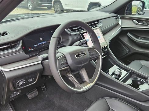 New 2025 Jeep Grand Cherokee Limited w/ Black Appearance Package image 11