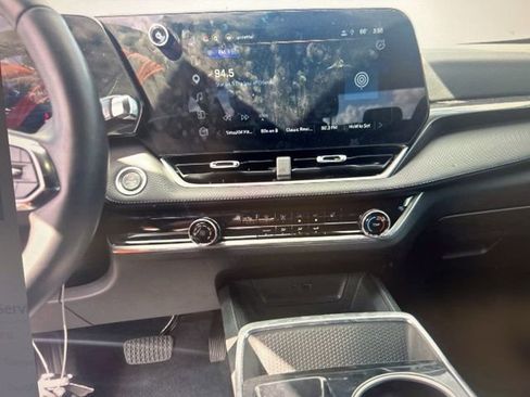 Used 2025 Chevrolet Equinox LT w/ Safety and Technology Package image 16