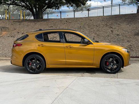 Used 2023 Alfa Romeo Stelvio Veloce image 2