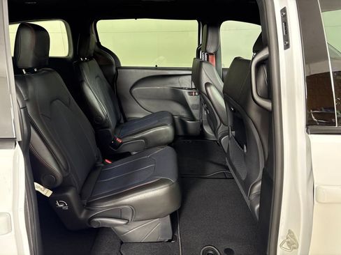 New 2027 Chrysler Pacifica Select FWD image 13