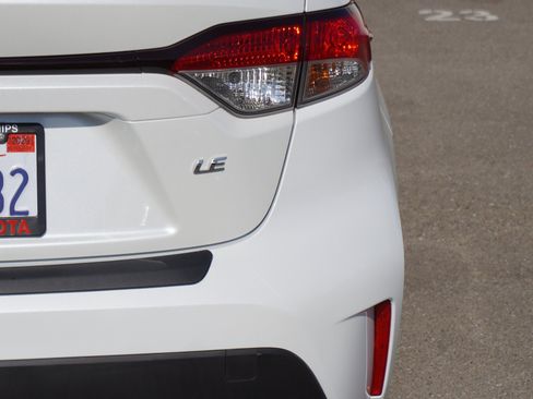 Used 2022 Toyota Corolla LE w/ Carpet Mat Package (TMS) FWD image 10