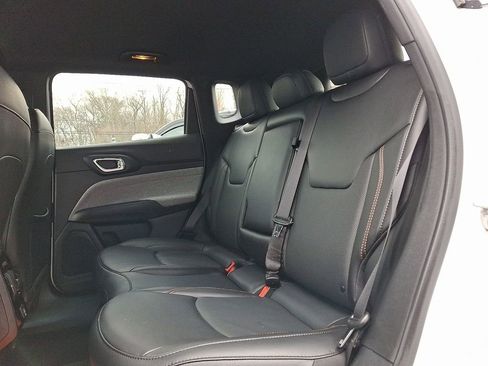 Used 2023 Jeep Compass Latitude image 10