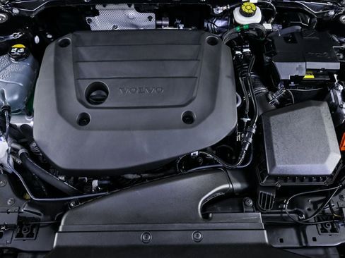 Certified 2025 Volvo XC40 B5 Plus AWD/4WD image 35