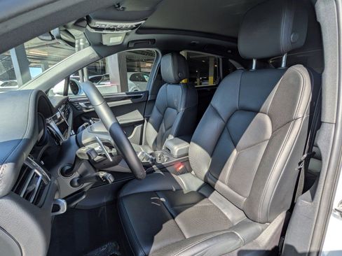 Certified 2024 Porsche Macan image 5
