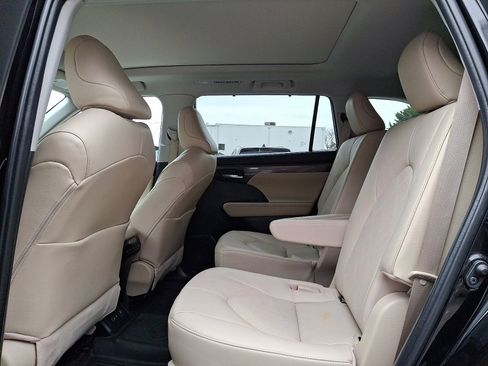 Used 2023 Toyota Highlander Platinum image 10
