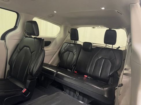 Used 2024 Chrysler Pacifica Touring-L FWD image 29