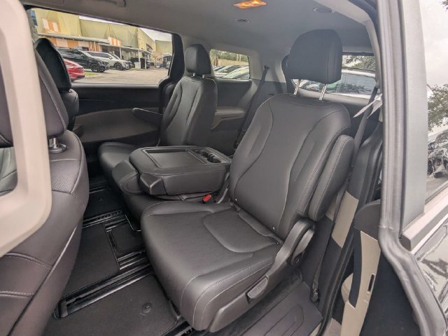 Certified 2026 Kia Carnival LX FWD image 14